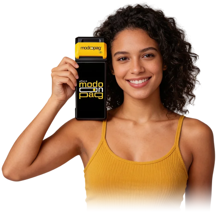 Empreendedora segurando a maquininha de cartão modo SMART da modoPAG