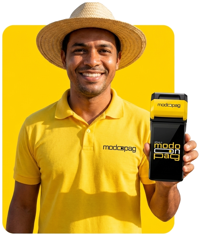 Empreendedor usando a maquininha modoPAG