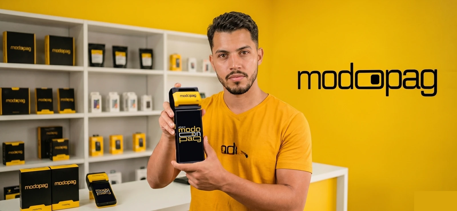 Vitor Melo, fundador da modoPAG, no showroom da empresa em Feira de Santana